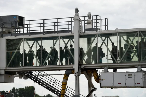 Pasajeros abordando en avión — Foto de Stock