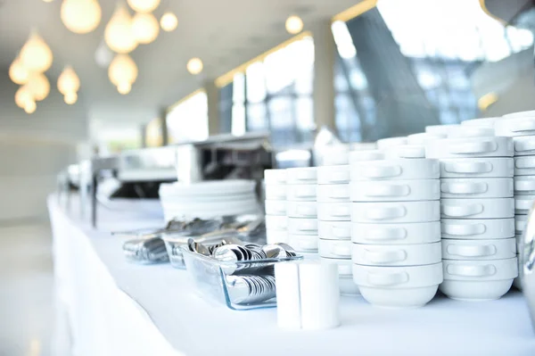 Catering-Teller und Gerichte vor der Veranstaltung — Stockfoto