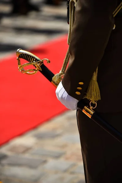 Během vojenské ceremonie čestnou stráž — Stock fotografie