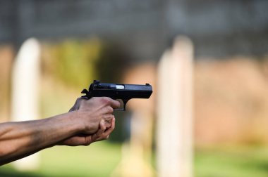 Açık bir çekim aralığı içinde bir 9 mm tabanca ile çekim