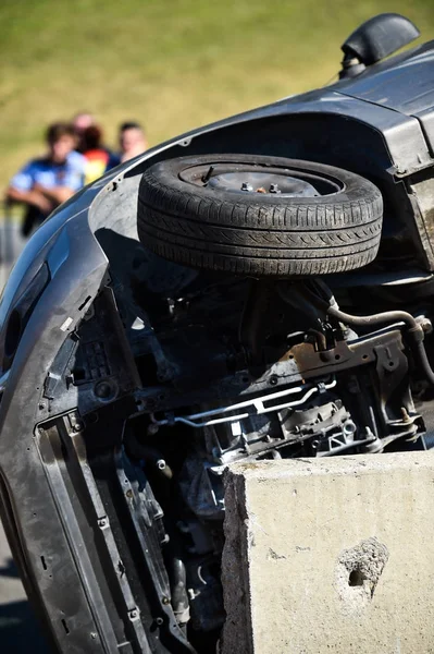 Escena de un accidente de coche y servicio de rescate de emergencia — Foto de Stock