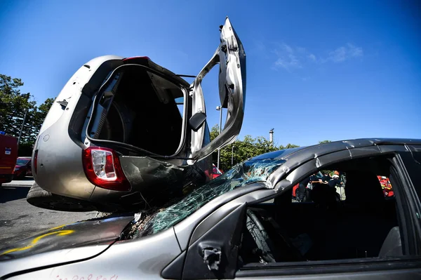 Escena de un accidente de coche y servicio de rescate de emergencia — Foto de Stock