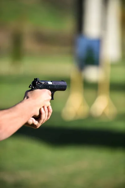 Зовнішня стрільба з пістолета калібру 9 мм у полігоні — стокове фото