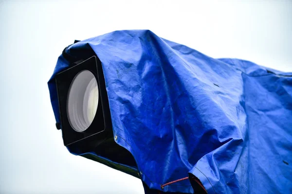 带雨罩的电视新闻摄像机 — 图库照片