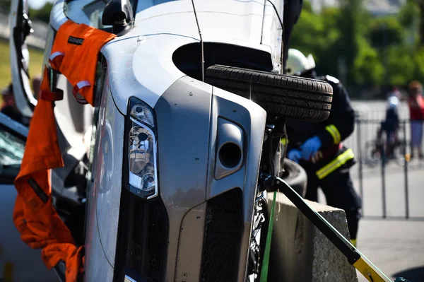 Escena de un accidente de coche y servicio de rescate de emergencia — Foto de Stock