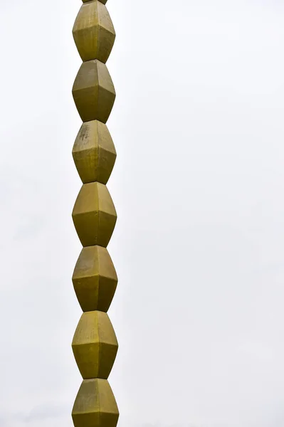 De eindeloze kolom sculptuur in de herfst — Stockfoto