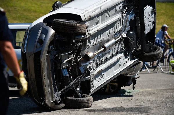 Bir araba kazası ve Acil Kurtarma Servisi 