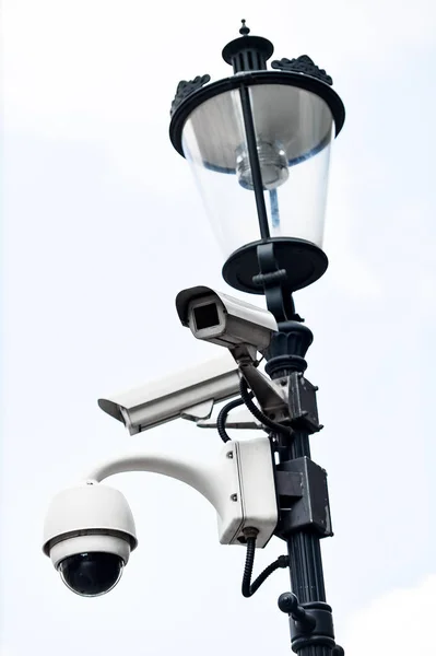 Övervakningskamera på en belysning stolpe — Stockfoto