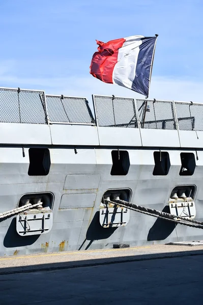 Francuska fregata w porcie — Zdjęcie stockowe