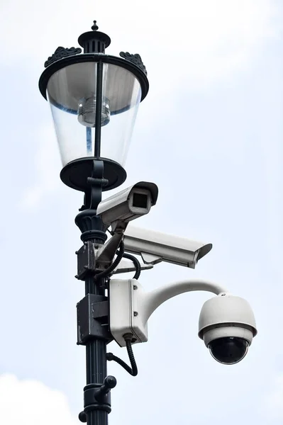 Övervakningskamera på en belysning stolpe — Stockfoto