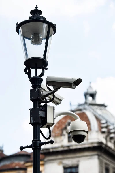 Câmera de vigilância em um poste de iluminação — Fotografia de Stock