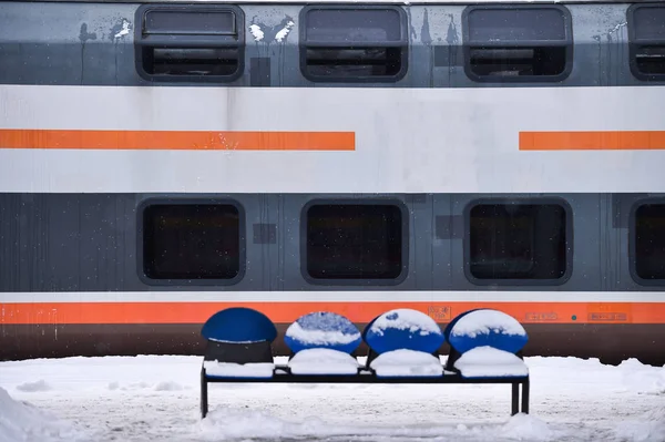 大雪过后 老火车机车卡在火车站 — 图库照片