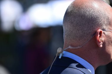 Canlı yayın sırasında kulaklık ile ayrıntılı