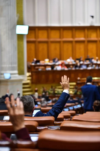 Mano Hombre Levantada Aire Durante Procedimiento Votación — Foto de Stock