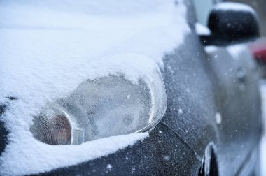 Yağmur sırasında buz kaplı araç