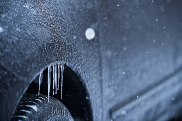 Vehículo cubierto de hielo durante la lluvia helada — Foto de Stock