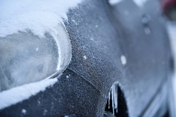 Vehículo cubierto de hielo durante la lluvia helada —  Fotos de Stock