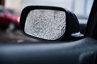 Yağmur sırasında buz kaplı araç ayna