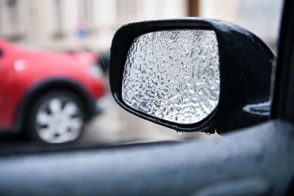 Espelho do veículo coberto de gelo durante a chuva gelada — Fotografia de Stock