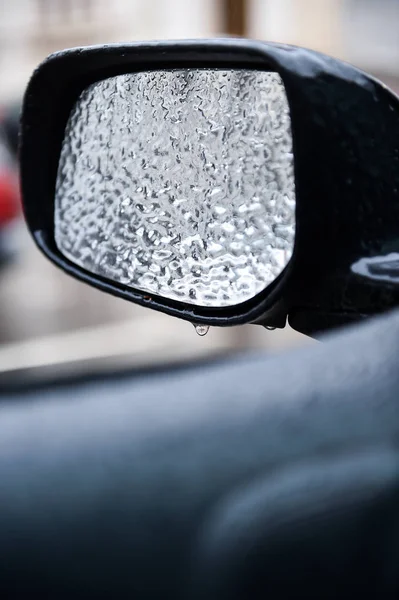 在结冰的雨中被冰覆盖的汽车镜子 — 图库照片
