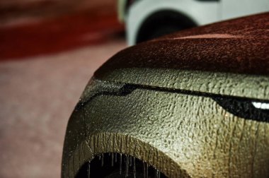 Yağmur sırasında buz kaplı araç