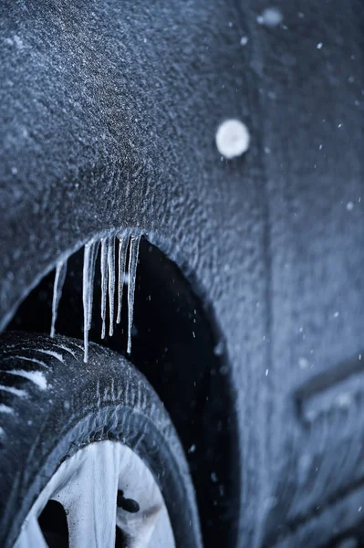 Fahrzeug bei Eisregen mit Eis bedeckt — Stockfoto