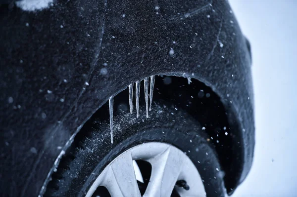 Fahrzeug bei Eisregen mit Eis bedeckt Stockbild