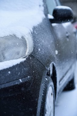 Yağmur sırasında buz kaplı araç