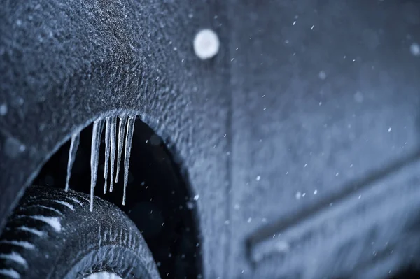 Vehículo cubierto de hielo durante la lluvia helada — Foto de Stock