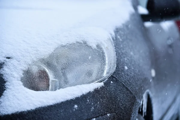 Vehículo cubierto de hielo durante la lluvia helada —  Fotos de Stock