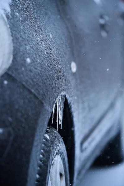 Vehículo cubierto de hielo durante la lluvia helada — Foto de Stock