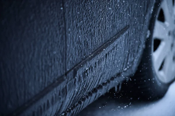 Fahrzeug bei Eisregen mit Eis bedeckt Stockbild