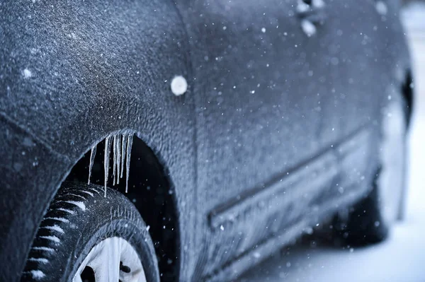 Vehículo cubierto de hielo durante la lluvia helada Imagen de stock
