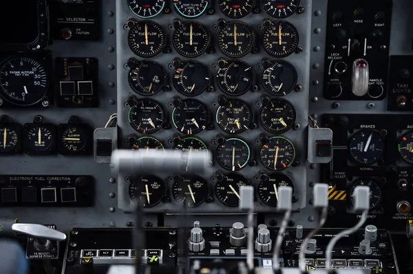Dans le cockpit d'un avion militaire — Photo