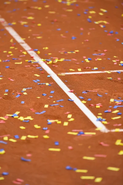在网球粘土球场上的五彩纸屑 — 图库照片