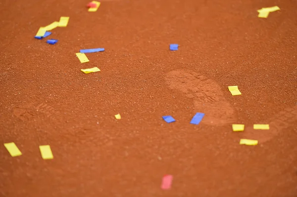 Confetti em uma quadra de barro de tênis — Fotografia de Stock