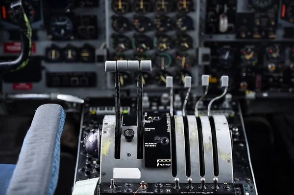 Внутри кабины военного самолета — стоковое фото