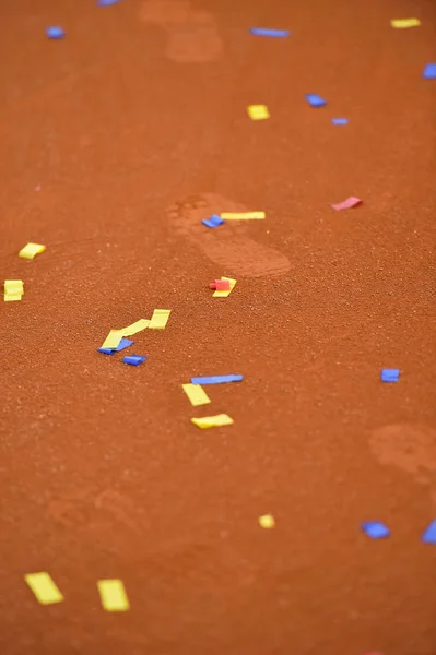 Confetti em uma quadra de barro de tênis — Fotografia de Stock