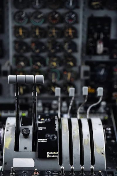 In de cockpit van een militair vliegtuig Rechtenvrije Stockfoto's