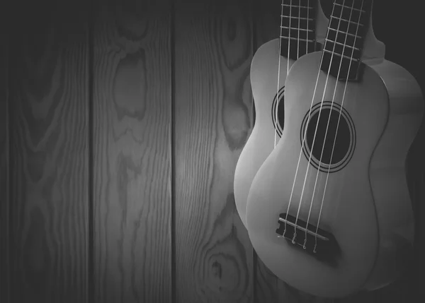 Parte de una guitarra acústica sobre un fondo de madera gris . — Foto de Stock