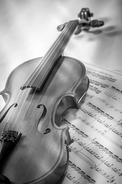 Viejo violín acostado en la hoja de música, concepto musical — Foto de Stock