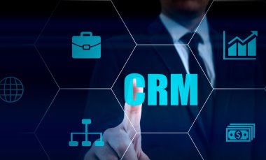 iş, teknoloji, internet ve müşteri ilişkileri yönetimi kavramı. Sanal ekranlarında CRM düğmesine basarak işadamı