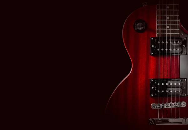 Siyah zemin üzerine kırmızı elektro gitar parçası. Metin yazmak için bir yer.
