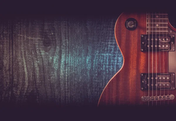 Partie de la guitare électrique orange sur fond en bois. Un lieu d'écriture du texte . — Photo