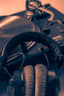 İle kulaklıklar gece kulübünde dj mikser. Müzik aleti