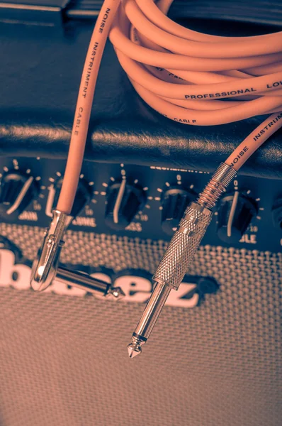 Крупный план гитарного усилителя с разъемным кабелем — стоковое фото