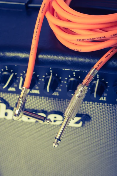 Gros plan de l'amplificateur de guitare avec câble jack — Photo