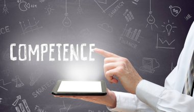 İşadamı tablet pc kullanarak ve yetkinlik seçerek