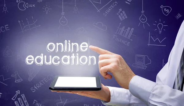 Бизнесмен, использующий современный планшетный компьютер и нажимающий на иконку Online Education на виртуальном экране . — стоковое фото