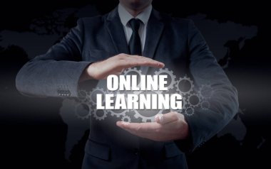 Modern tablet PC'yi kullanma ve Online öğrenme sanal ekran simgesine basarak işadamı.